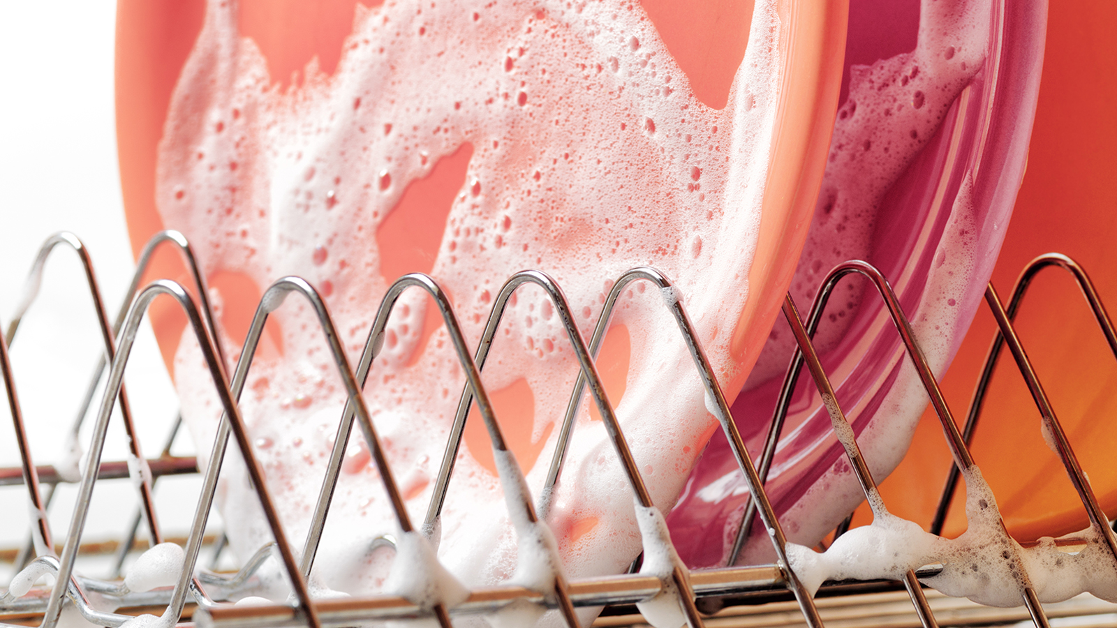 schuimende vaat in vaatwasser